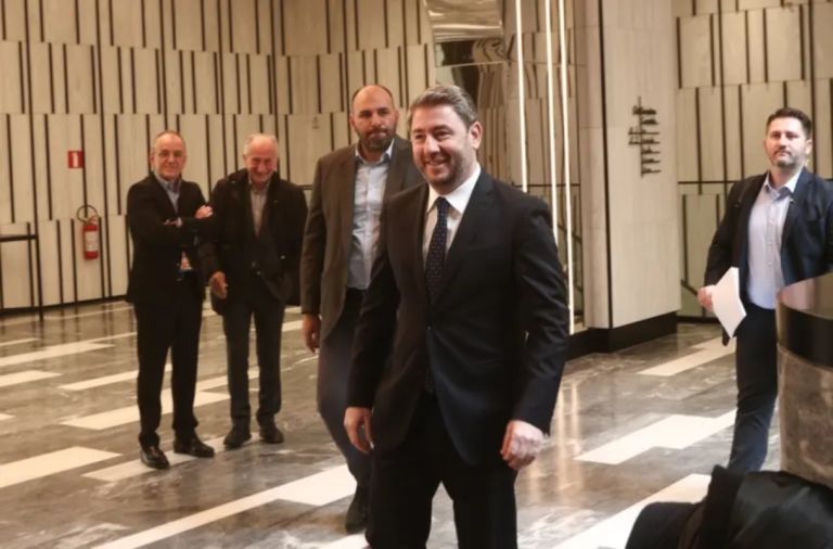 Το ΠΑΣΟΚ επανεκκινεί με φόντο την κρίση: Ανδρουλάκης παλεύει για νέο αφήγημα