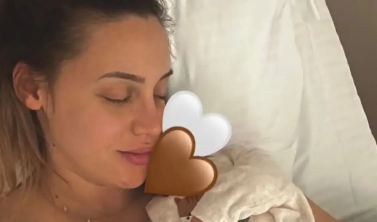 Άννα Κορακάκη: “Γεννήθηκε η αγάπη αυτή, που ξεπερνάει τις λέξεις” – Οι πρώτες φωτογραφίες με την κόρη της