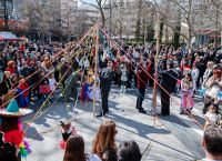 Αποκριάτικος πυρετός σε όλη τη χώρα: Οι ποδαράτοι της Πάτρας και τα εντυπωσιακά έθιμα