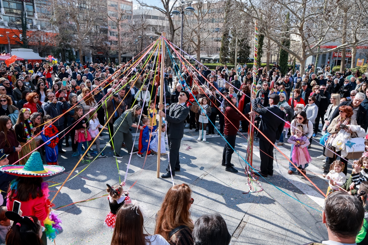 Αποκριάτικος πυρετός σε όλη τη χώρα: Οι ποδαράτοι της Πάτρας και τα εντυπωσιακά έθιμα