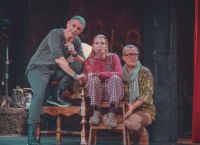 “Κάποιος νόμιζε ότι ήταν βιασμός”: Η στιγμή που η αστυνομία εισέβαλε και διέκοψε την παράσταση του Χειλάκη