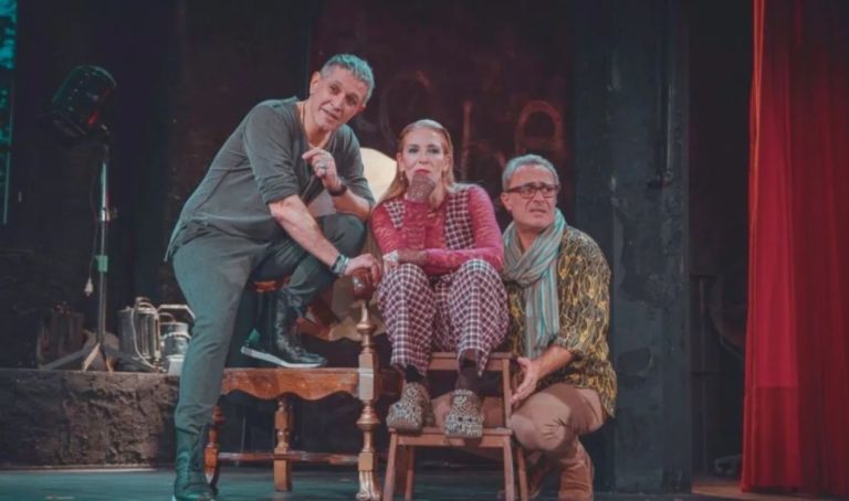 “Κάποιος νόμιζε ότι ήταν βιασμός”: Η στιγμή που η αστυνομία εισέβαλε και διέκοψε την παράσταση του Χειλάκη