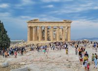 Ελληνικός τουρισμός «εκτός εποχής»: γεμάτα αεροπλάνα, μεγάλα στοιχήματα και πολιτικά χαμόγελα