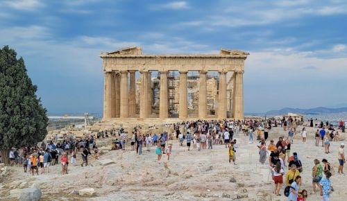 Ελληνικός τουρισμός «εκτός εποχής»: γεμάτα αεροπλάνα, μεγάλα στοιχήματα και πολιτικά χαμόγελα