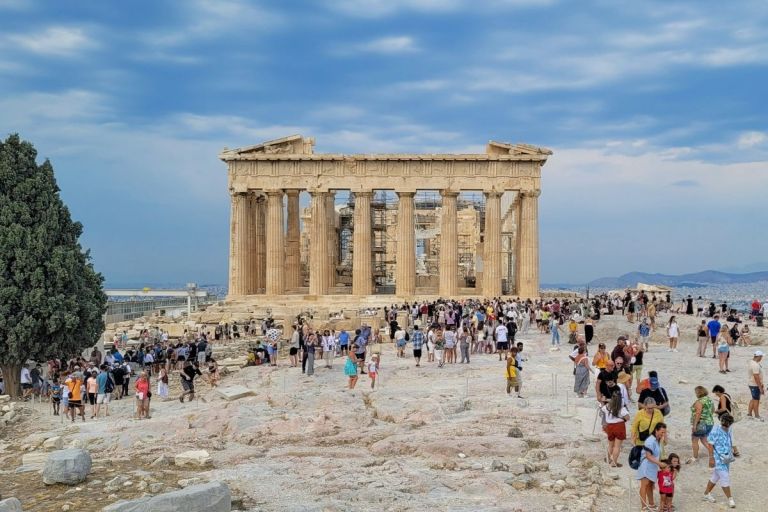 Ελληνικός τουρισμός «εκτός εποχής»: γεμάτα αεροπλάνα, μεγάλα στοιχήματα και πολιτικά χαμόγελα