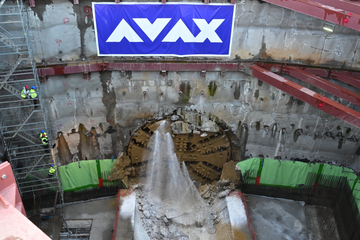 Η «Αθηνά» αποκαλύπτεται: Η άφιξη του μετροπόντικα στο φρέαρ του Ευαγγελισμού