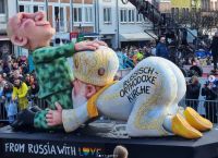 Μόσχα εναντίον καρναβαλιού: Δίκη ερήμην για τον γλύπτη Ζακ Τίλι και τα άρματα-σάτιρα