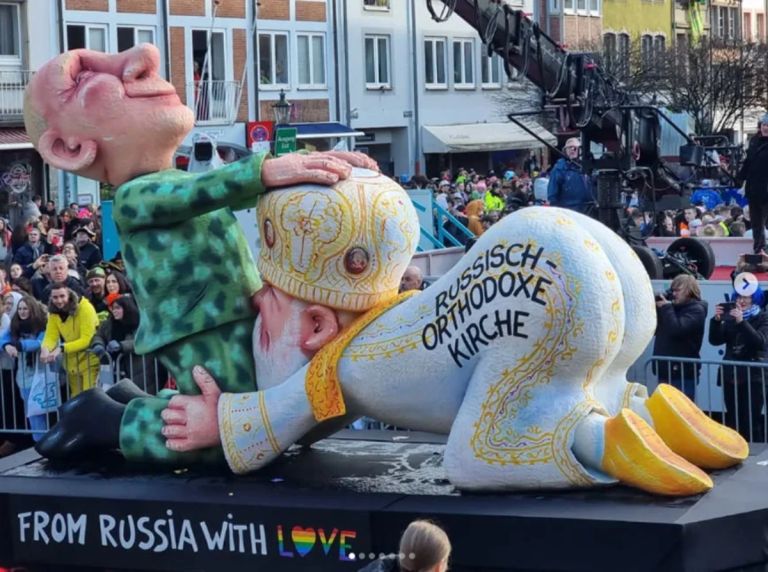 Μόσχα εναντίον καρναβαλιού: Δίκη ερήμην για τον γλύπτη Ζακ Τίλι και τα άρματα-σάτιρα