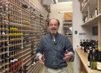 Βίκτορ Σβαρτς: Ο εισαγωγέας κρασιών που «έσπασε» τους δασμούς Τραμπ στα δικαστήρια