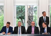 Μέγαρο Μαξίμου: Υπογράφηκαν οι συμβάσεις παραχώρησης 4 οικοπέδων στην κοινοπραξία Chevron–Helleniq Energy