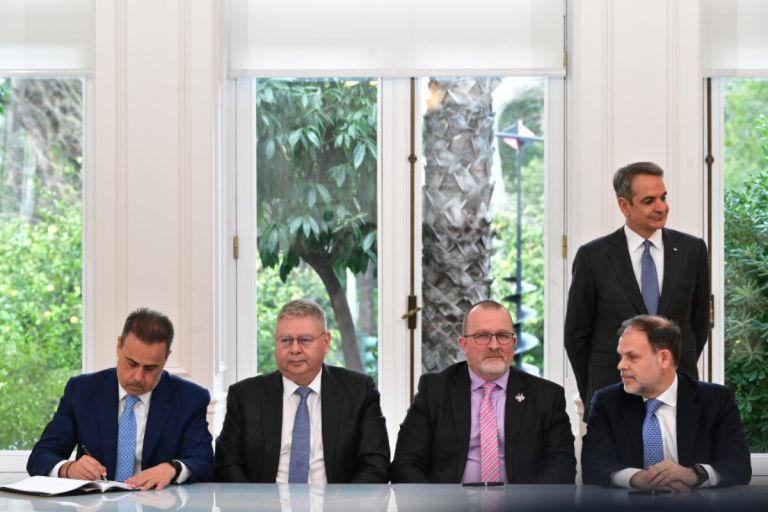 Μέγαρο Μαξίμου: Υπογράφηκαν οι συμβάσεις παραχώρησης 4 οικοπέδων στην κοινοπραξία Chevron–Helleniq Energy