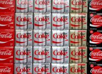 Η Coca-Cola Zero χωρίς καφεΐνη επαναλανσάρεται με ανανεωμένη εμφάνιση