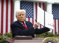 ΗΠΑ: «Τρύπα» 175 δισ. για την ομοσπονδιακή κυβέρνηση μετά το μπλόκο στους δασμούς Τραμπ