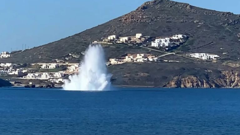 Νάξος: Η στιγμή της εξουδετέρωσης θαλάσσιας νάρκης στο λιμάνι – το βίντεο που κόβει την ανάσα [vid]