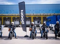 Τα ΕΛΤΑ ανανεώνουν τον στόλο: 250 ηλεκτρικά δίκυκλα για όλη τη χώρα