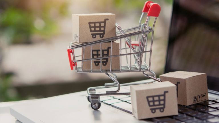 Εμπόριο «αιμορραγεί» με 5,8 δισ. μικροδέματα – Social media ως «Δούρειος ίππος» στην Ε.Ε.