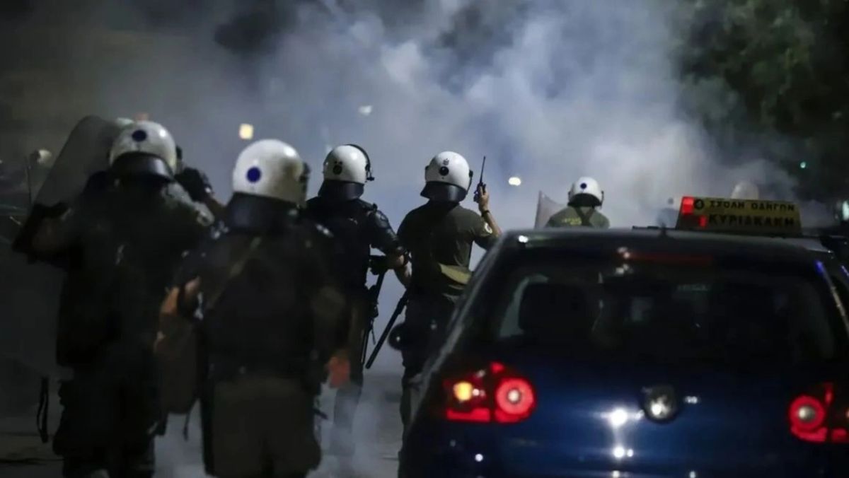 Επεισόδια τα ξημερώματα στο Αριστοτέλειο: Μολότοφ, δακρυγόνα και 200+ προσαγωγές