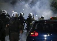 Επεισόδια τα ξημερώματα στο Αριστοτέλειο: Μολότοφ, δακρυγόνα και 200+ προσαγωγές