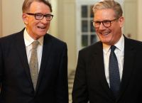 ΣΚΑΝΔΑΛΟ ΣΤΟ ΛΟΝΔΙΝΟ: Starmer – Epstein – Mandelson: Πολιτική Καταιγίδα στο Ηνωμένο Βασίλειο