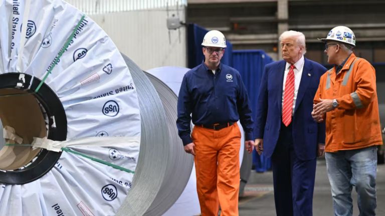 Ο Τραμπ επανεξετάζει δασμούς χάλυβα αλουμινίου για να μειώσει τον πληθωρισμό και να ενισχύσει την πολιτική