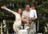 Σιαμπάνη –Σταθοκωστόπουλος: Το ολόλευκο gender reveal πάρτι και η συγκινητική αποκάλυψη για το μωρό τους