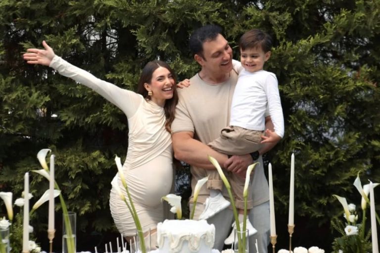 Σιαμπάνη –Σταθοκωστόπουλος: Το ολόλευκο gender reveal πάρτι και η συγκινητική αποκάλυψη για το μωρό τους