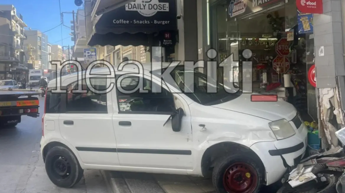 Ηράκλειο: Αυτοκίνητο «καρφώθηκε» σε μίνι μάρκετ μετά από παρατήρηση στην ιδιοκτήτρια