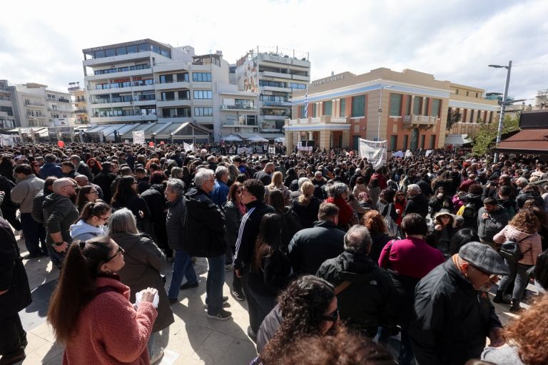 Ηράκλειο: Πλήθος κόσμου στο συλλαλητήριο για τα Τέμπη, στην Πλατεία Ελευθερίας