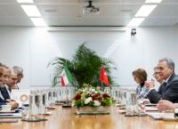 Στρατιωτική στάση παράλληλα με εύθραυστη διπλωματία: Τι είναι το επόμενο βήμα για τις συνομιλίες ΗΠΑ-Ιράν;