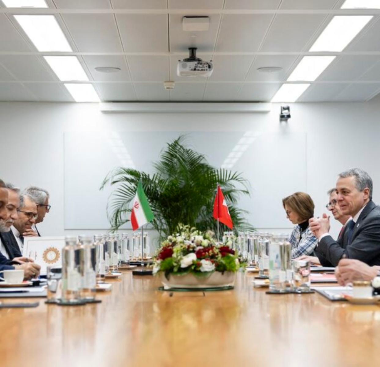 Στρατιωτική στάση παράλληλα με εύθραυστη διπλωματία: Τι είναι το επόμενο βήμα για τις συνομιλίες ΗΠΑ-Ιράν;