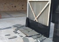Βανδάλισαν το μνημείο στην Καισαριανή, λίγες ώρες μετά τη δημοσίευση των ιστορικών φωτογραφιών