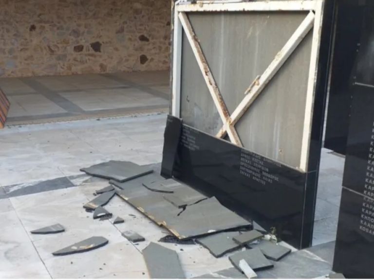 Βανδάλισαν το μνημείο στην Καισαριανή, λίγες ώρες μετά τη δημοσίευση των ιστορικών φωτογραφιών