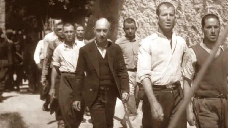 Σπάνιες φωτογραφίες από την εκτέλεση των 200 στην Καισαριανή: Πόσο πωλούνται στο eBay