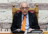 Σφοδρή πολιτική κόντρα για τις φωτογραφίες των «200»: ΥΠΠΟ, Βουλή και ιστορική μνήμη σε τροχιά πολέμου