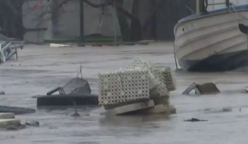 Πλημμύρισε ο Αγιόκαμπος στη Λάρισα, σε κλάματα ξέσπασε ιδιοκτήτης επιχείρησης – Δρόμοι και θάλασσα έγιναν ένα