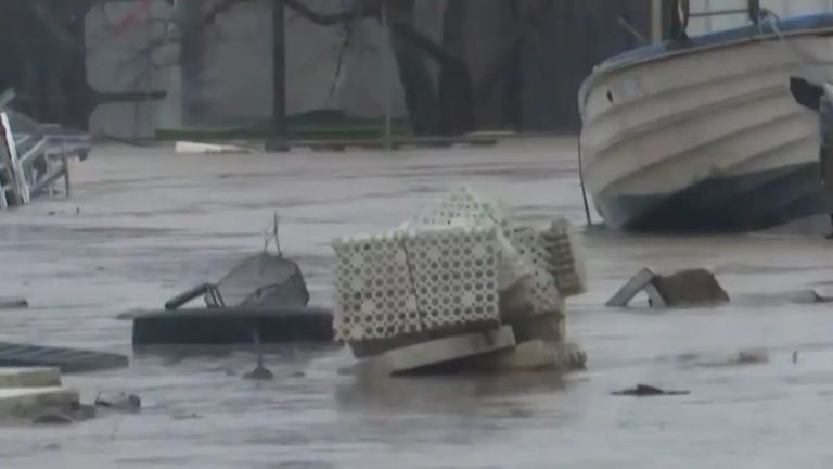 Πλημμύρισε ο Αγιόκαμπος στη Λάρισα, σε κλάματα ξέσπασε ιδιοκτήτης επιχείρησης – Δρόμοι και θάλασσα έγιναν ένα
