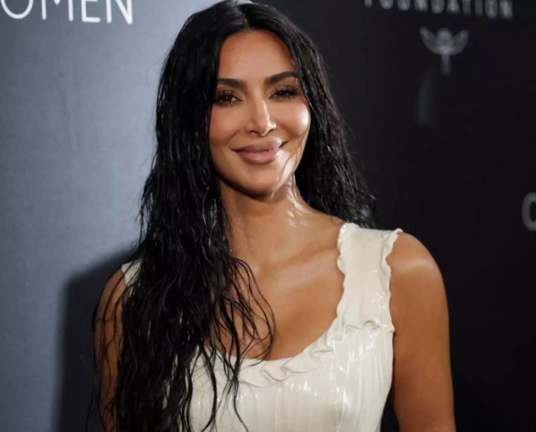 Χαμός με την Κιμ Καρντάσιαν: Γυμνόστηθη στο «Complex» – Τι τρέχει τελικά με τον Λιούις Χάμιλτον;