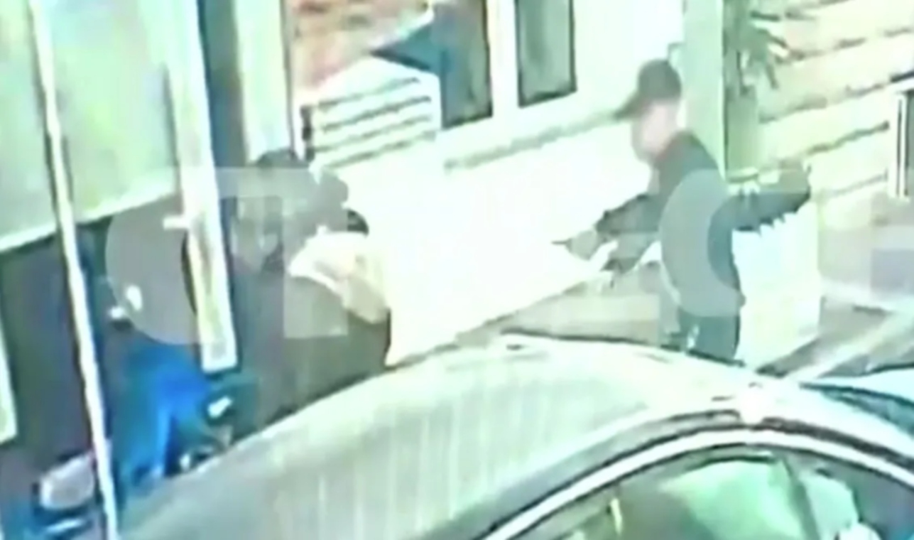 Επίθεση με γκλοπ σε κουρέα στην Πύλο: “Αν είχε όπλο πάνω του θα μου την είχε μπουμπουνίσει”