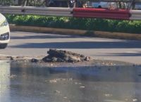 Κυκλοφοριακό “χάος” στη Συγγρού μετά από θραύση αγωγού ύδρευσης: Άνοιξε “τρύπα” στο οδόστρωμα