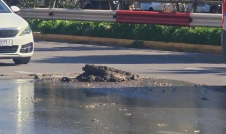 Κυκλοφοριακό “χάος” στη Συγγρού μετά από θραύση αγωγού ύδρευσης: Άνοιξε “τρύπα” στο οδόστρωμα