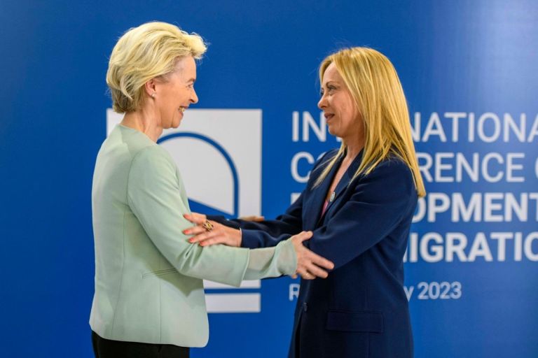 Ιταλικό ενεργειακό σοκ: Η Μελόνι «καταργεί» CO2-κόστος – σεισμός στην ενιαία αγορά και σύγκρουση με ΕΕ