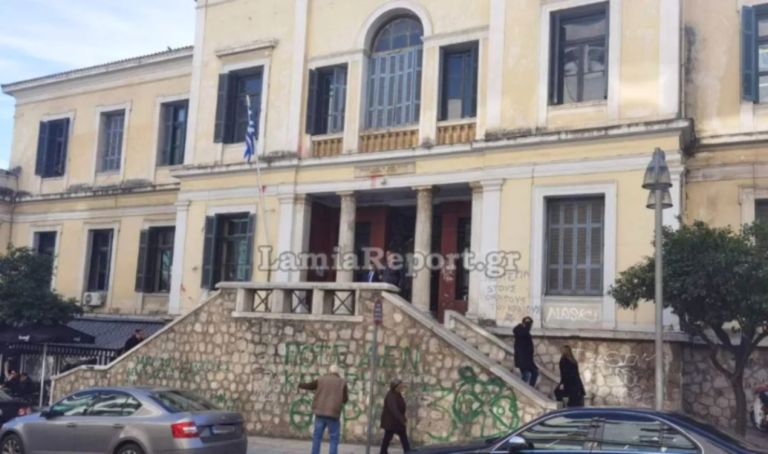 Οικογενειακό δράμα στη Λαμία: Μητέρα εγκατέλειψε το ανήλικο αυτιστικό παιδί της στα δικαστήρια