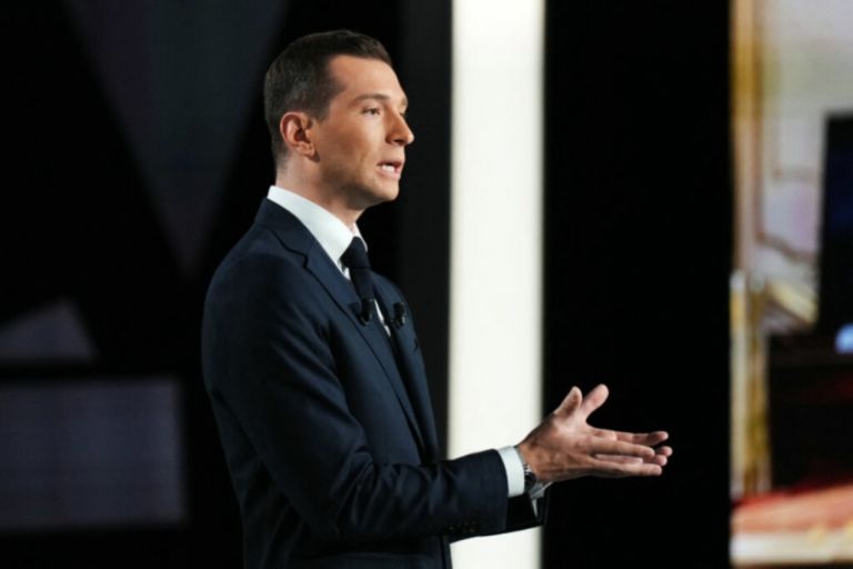 Γαλλία 2027: Η Ακροδεξιά απειλεί την εξουσία – Μπορεί η Δημοκρατία να αντέξει;