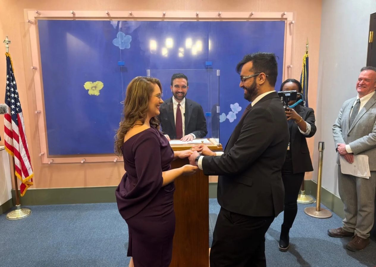 Ζοχράν Μαμντάνι: Αιφνιδίασε ζευγάρια στη Νέα Υόρκη τελώντας ο ίδιος τους γάμους τους