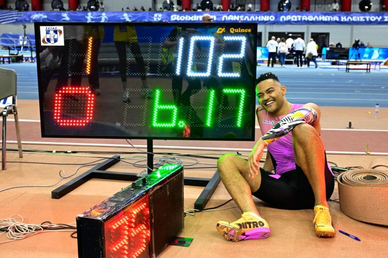 Απίστευτος! Ο Καραλής πέταξε στον ουρανό με… εξωγήινο άλμα στα 6,17μ [vid]