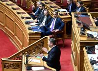 Live στη Βουλή: Σφοδρή σύγκρουση Μητσοτάκη – Ανδρουλάκη για ενέργεια και υποκλοπές