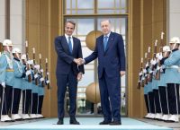 Ήρεμα νερά με αστερίσκους: Αθήνα και Άγκυρα κρατούν χαμηλά τον πήχη πριν το τετ α τετ