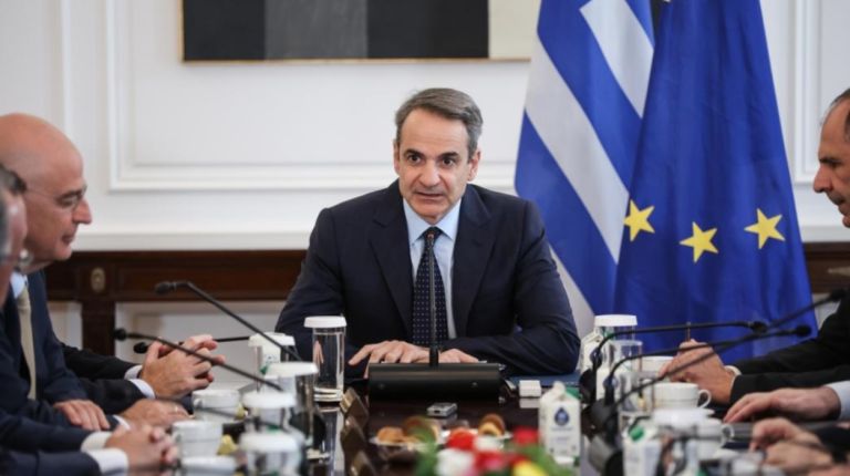 Μαραθώνιος στο Μαξίμου: Ο Μητσοτάκης ζυγίζει φόρους, παροχές και αγορές στο ΚΥΣΟΙΠ