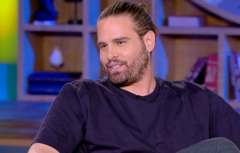 Γιώργος Μπόγρης: «Κάνω δουλειές στο σπίτι και της ετοιμάζω ταπεράκι»–Η ατάκα για τη σύντροφό που έγινε viral