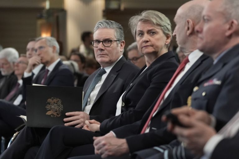 Η Βρετανία Ετοιμάζει Σκληρό Πλήγμα στη Μόσχα: Νέες Κυρώσεις για τη «Δολοφονία» Ναβάλνι